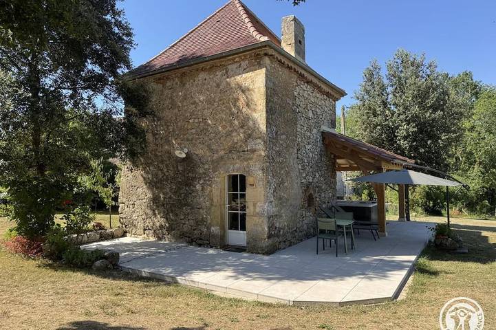 Gîte pour 2 personnes, avec Jacuzzi ainsi que Terrasse et Jardin