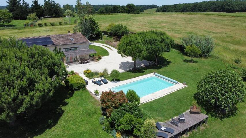 Location de vacances pour 6 personnes, avec vue ainsi que piscine et jardin, adapté aux familles à Riocaud - 4
