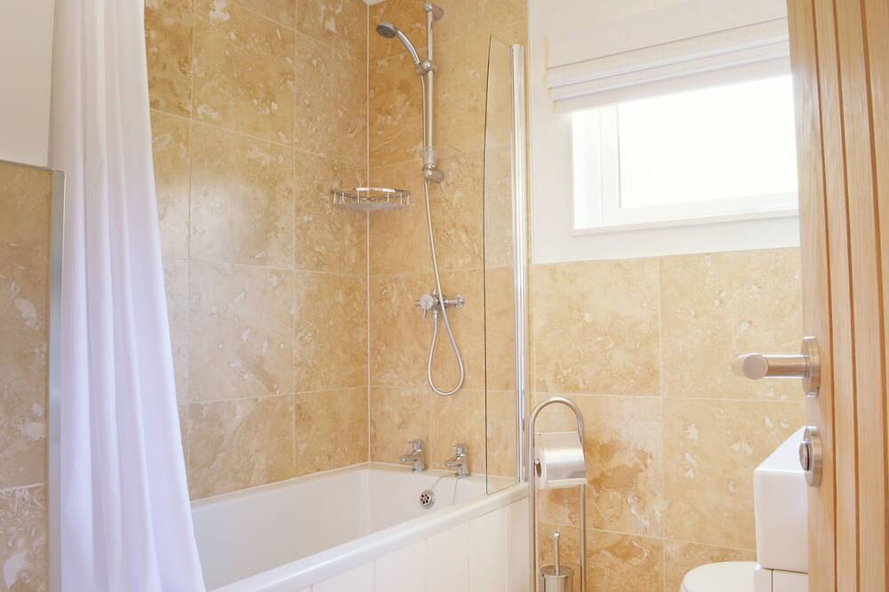 Luxury Lodge, South Devon Coast nr Plymouth, 200m to Beach + Indoor Heated Pool, in Wembury, South Devon