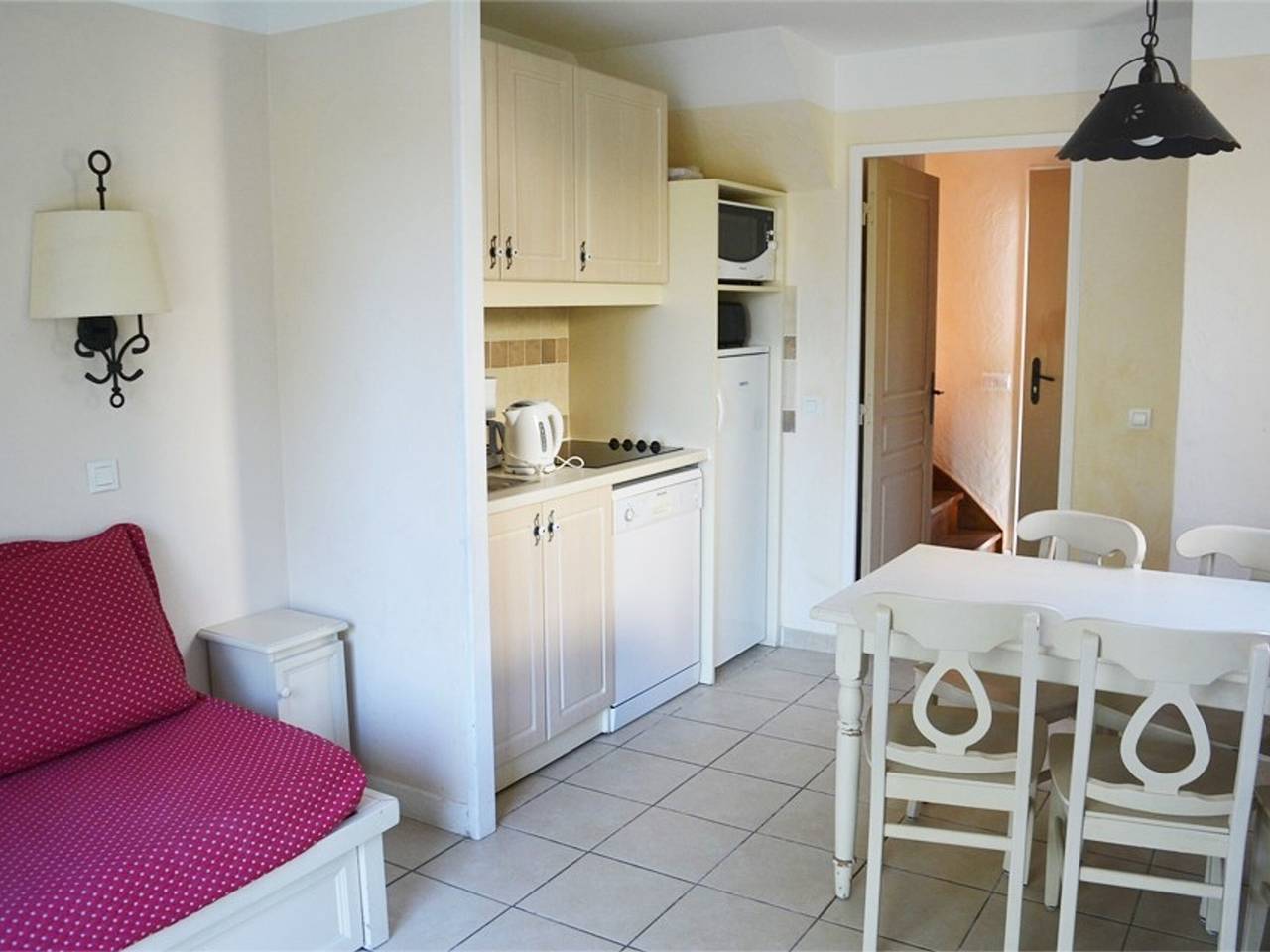 Maison duplex 3 pièces à Grospierres, 6 couchages, terrasse, animaux admis, parking, Wifi payant in Grospierres, Ardèche