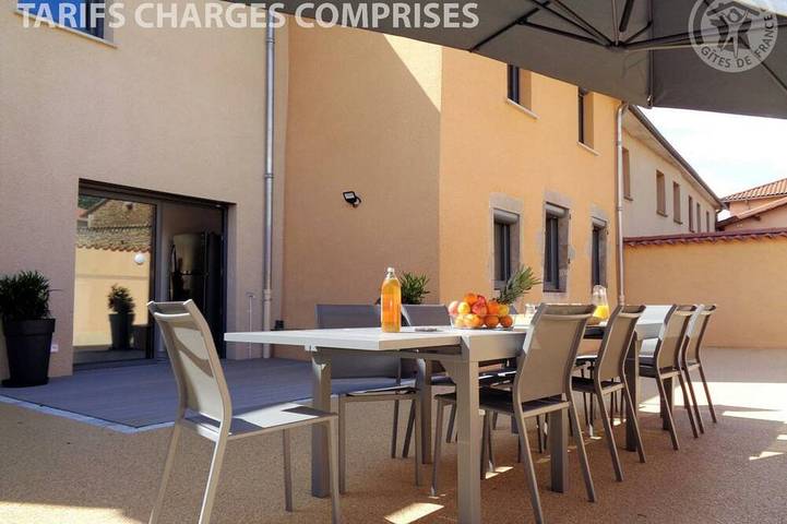 Gîte pour 12 personnes, avec jardin dans Montchal