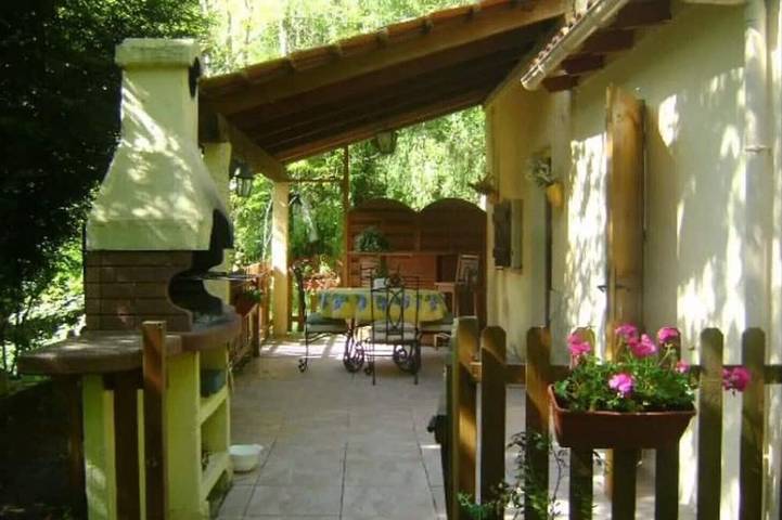 Location de vacances pour 4 personnes, avec terrasse et jardin à Castillon