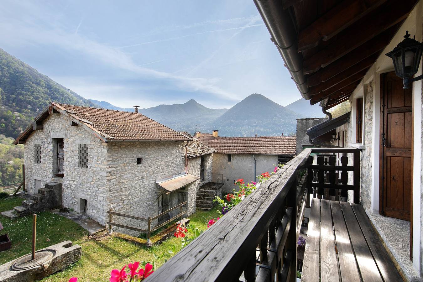 Ferienhaus 'Tra Lago e Monti' mit Seeblick, privater Terrasse und Wlan in Biazzeno, Gemeinde Dizzasco