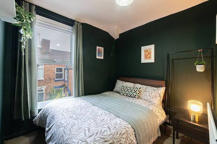 Best Work Stays | 4 Bedrooms | Washer | Free Parking in Liverpool, Merseyside