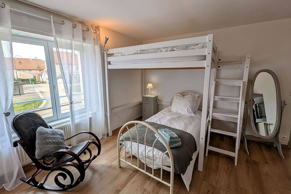 Gîte rénové Xviiième siècle, animaux acceptés, jardin clôturé in Semmadon, Haute-Saône
