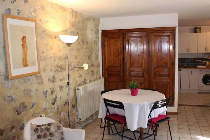 Location de vacances pour 2 personnes, avec jardin ainsi que vue et piscine à Villeneuve-de-Berg - 4