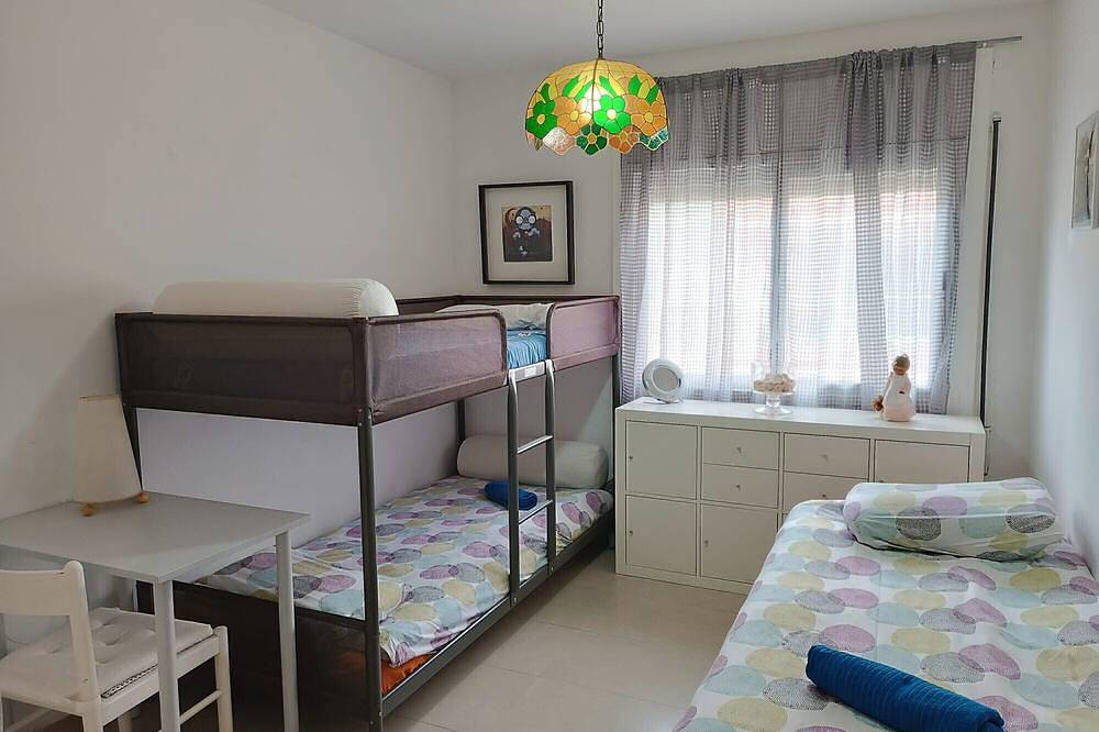 Ganze Wohnung, Apartment 4/5 Pax with direct access to the beach. It has a community pool. Excellent location, bars, restaurants, shops and promenade. Free Wifi. Vivalidays Mar. in Santa Susanna, Costa del Maresme