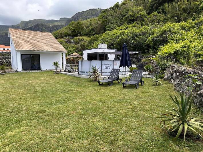 Casa rural para 3 personas, con Jacuzzi y Terraza además de Jardín y Piscina en Santa Cruz das Flores - 2
