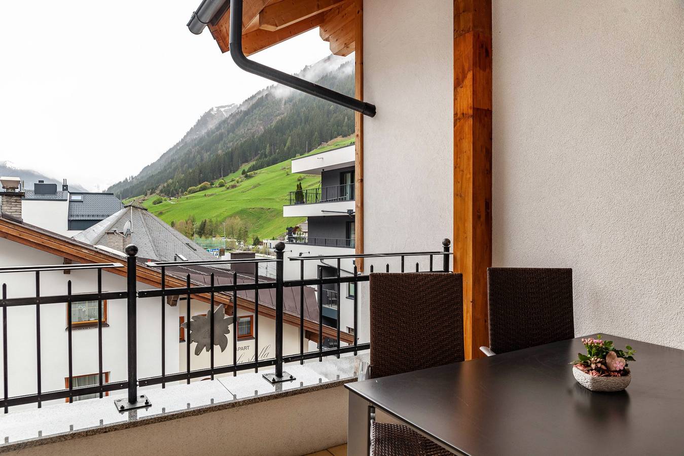 Apartamento entero, Apartamento vacacional "Alpenflora 2" con vistas a la montaña, balcón y Wi-Fi in Ischgl, Verwall mountains