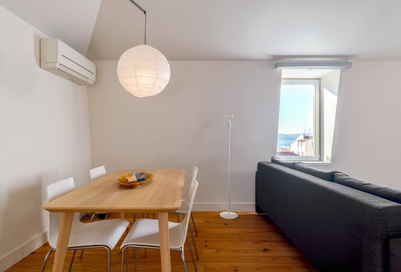 Geheel appartement, Appartement 'Loft Bica Com Vista Para O Rio' met Wi-Fi en Airconditioning in Misericórdia, Lissabon