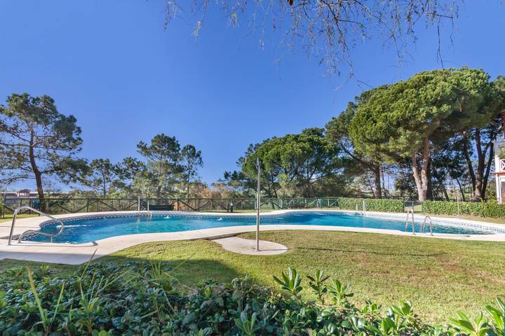 Islantilla Golf Holiday Home with Private Terrace, Wi-Fi, and Air Conditioning in Islantilla, Lepe