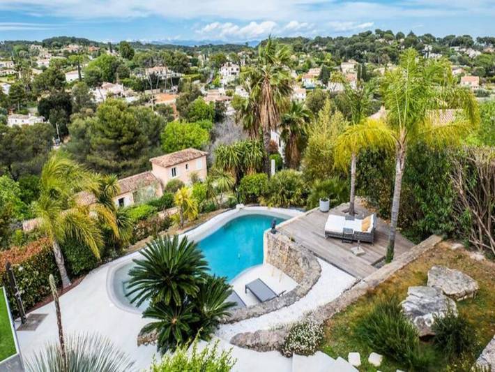 Location de vacances pour 10 personnes, avec piscine ainsi que jardin et terrasse, adapté aux familles à Vallauris