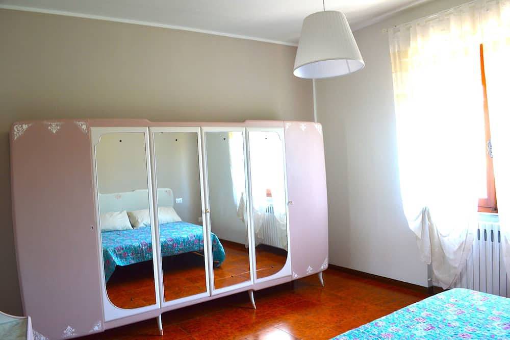 Ganze Wohnung, Apartment in Private Villa with large outdoor garden, swimming pool and parch in Licciana Nardi, Val di Magra