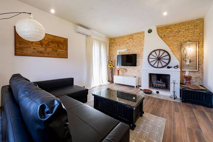 Spacious and charming 90-square-meter villa with a large garden of approximately 200 square meters equipped with a barbecue, perfect for five people and four-legged friends.The property is located in a very quiet area of ​​Montesilvano, perfect for e in Montesilvano, Pescara Provinz