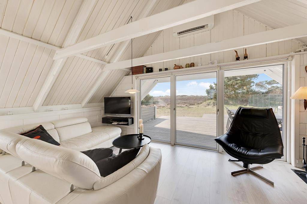 Bright non-smoking holiday home for 4 people and 2 dogs in Ringkøbing, Holmsland Klit