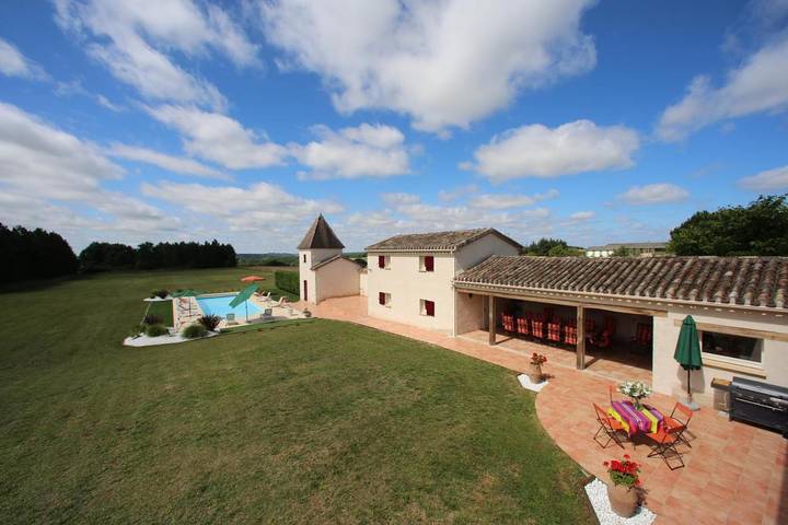 Location de vacances pour 16 personnes, avec bassin pour enfant ainsi que piscine et jardin, adapté aux familles à Roquecor