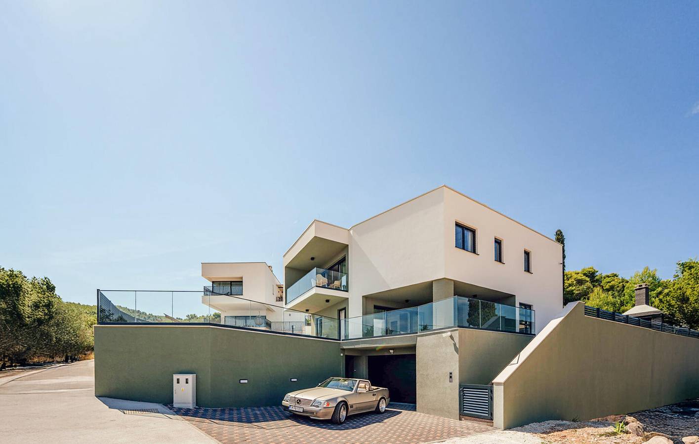Gemütliches Apartment am Strand mit Meerblick, Pool und Garage in Arbanija, Ciovo