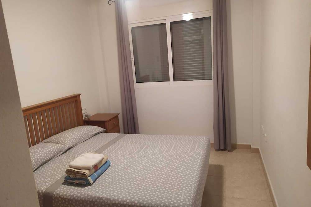Entire apartment, Apartamento 2 dormitorios y gran patio an orillas del mar. Con piscina y parking in Cartagena, Costa Cálida