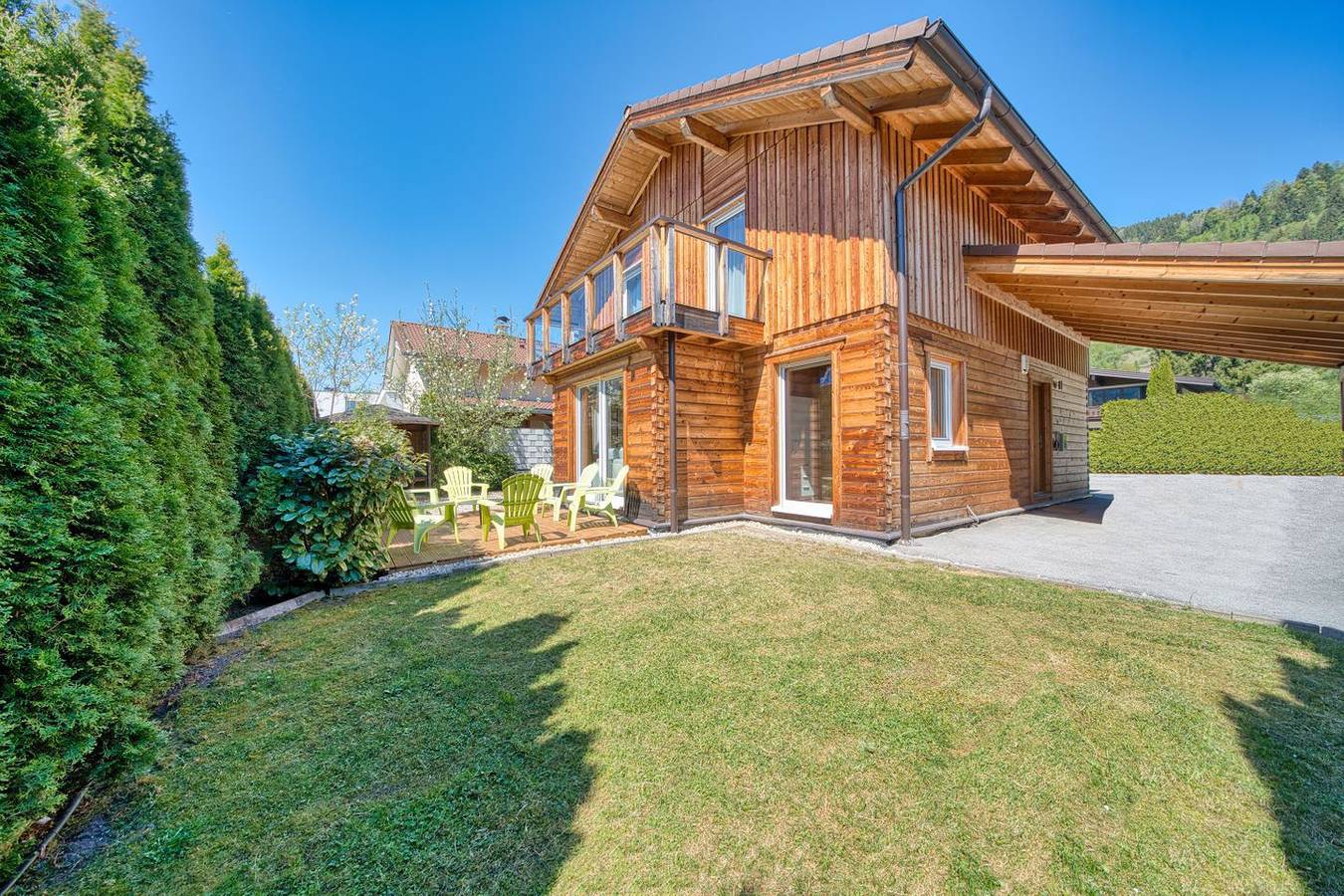 Modern, Austrian blockhouse with its own garden and a wonderful terrace in Zell am See, Distrito de Zell am See
