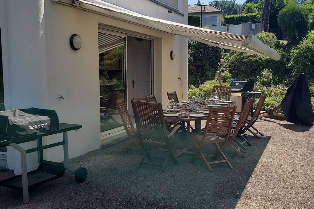 With its feet in the water, this superb contemporary villa in Mérignac, Bordeaux region