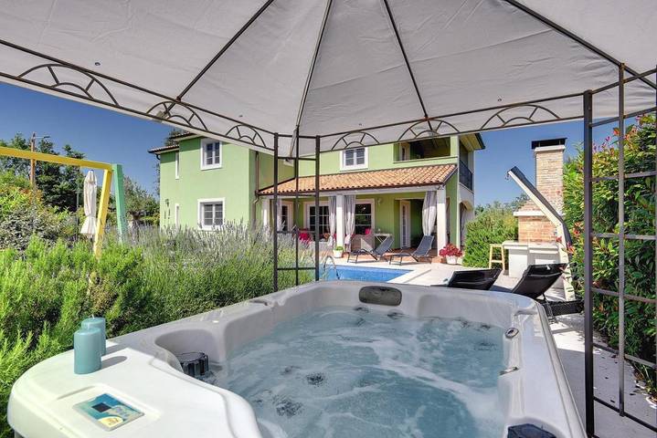 Finca für 8 Personen, mit Garten und Whirlpool sowie Pool und Balkon in Kroatien
