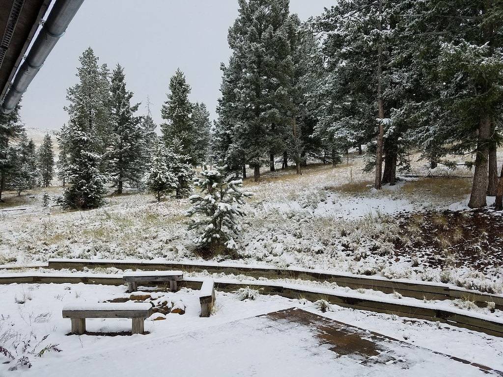 Abgeschiedener Bergsee und Skiurlaub im Schnee. in Anaconda-Deer Lodge County, Discovery Ski Area