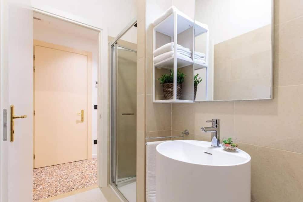 ✨ Elegant Room in the Heart of Mirano – Comfort, Style & Perfect Location ✨🛏️ Bedroom – Elegance & Comfort The tastefully furnished bedroom welcomes you with a double bed featuring a high-quality mattress, designed to guarantee a restful sle in Mirano, Venice Province