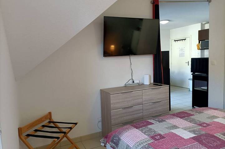 Ganze Wohnung, T1 Bis B37 With Terrace In Residence With Swimming Pool in Salies-de-Béarn, Béarn