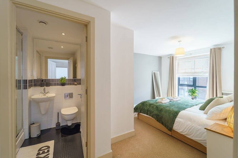 Geheel appartement, Modern 2-bed central Swindon flat, 1 free parking in Swindon, North Wessex Downs