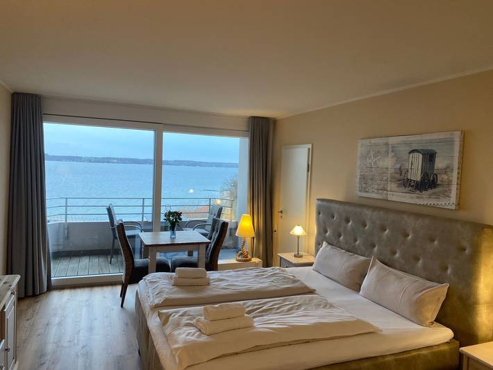 Ferienwohnung für 2 Personen, mit Seeblick und Ausblick sowie Balkon in Glücksburg