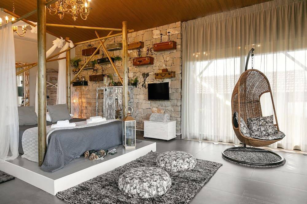 Casas da Gralha - Corvo in Arrimal e Mendiga, Parque Natural das Serras de Aire e Candeeiros