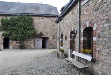 Gîte pour 14 personnes, avec piscine ainsi que terrasse et jardin à Sainte-Ode