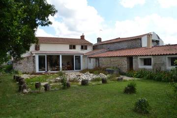 Gîte pour 8 personnes, avec jardin, animaux acceptés à Moreilles