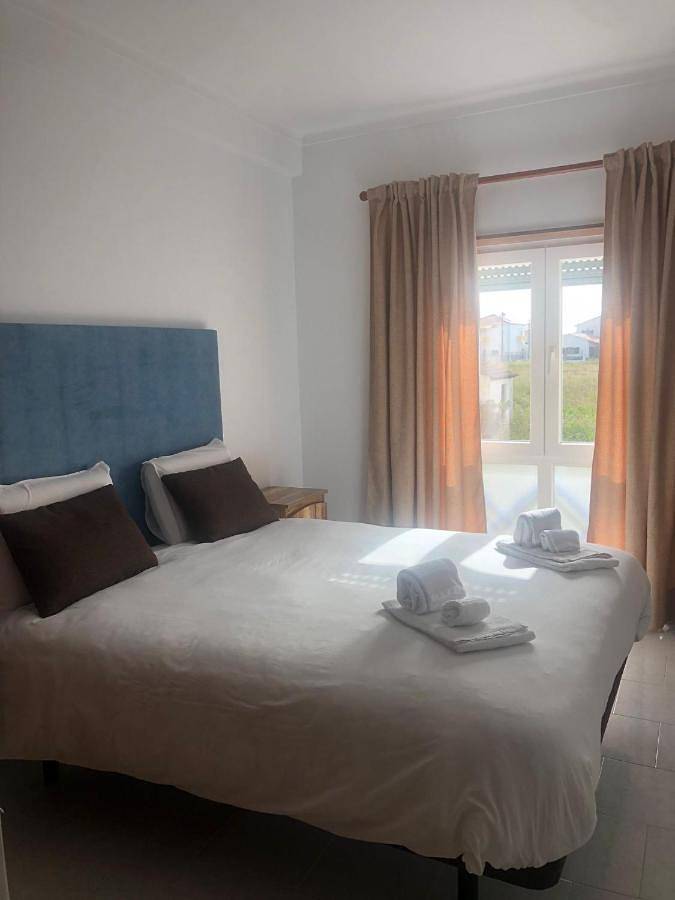 Apartamento inteiro, White Beach House in Praia da Areia Branca, Lourinhã