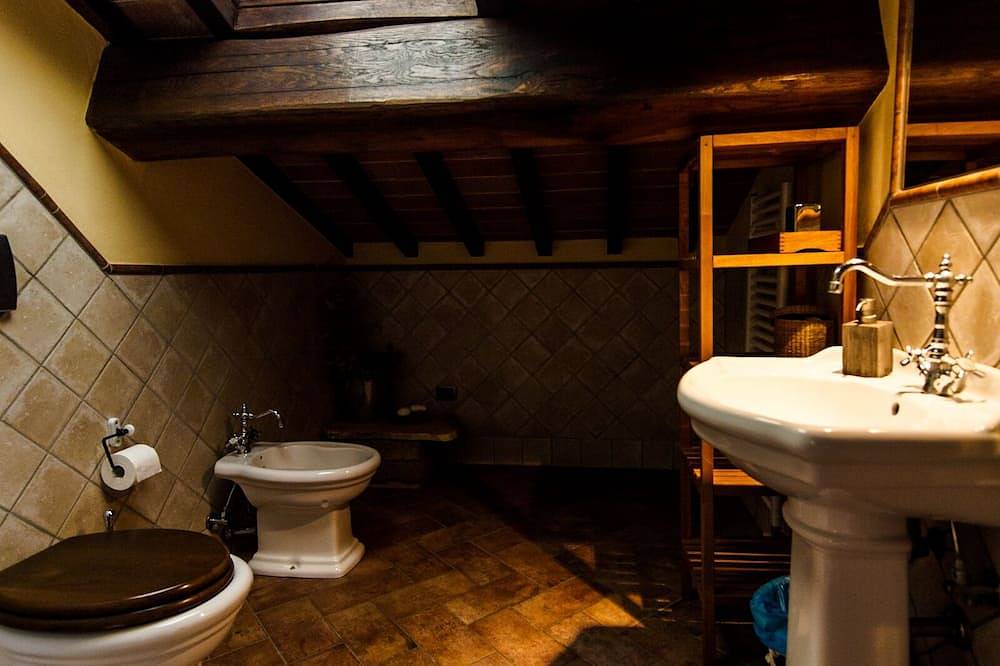 La maison de campagne au milieu d'une petite vallée verte in Empoli, Province de Florence