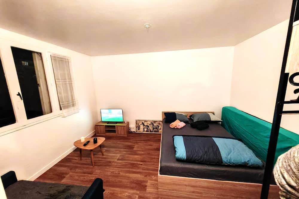 Appartement entier, F1 équipé avec ascenseur, parking et près des transports in Argenteuil, Val-d'Oise