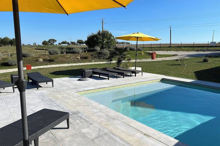 Gîte pour 4 personnes, avec piscine ainsi que terrasse et jardin