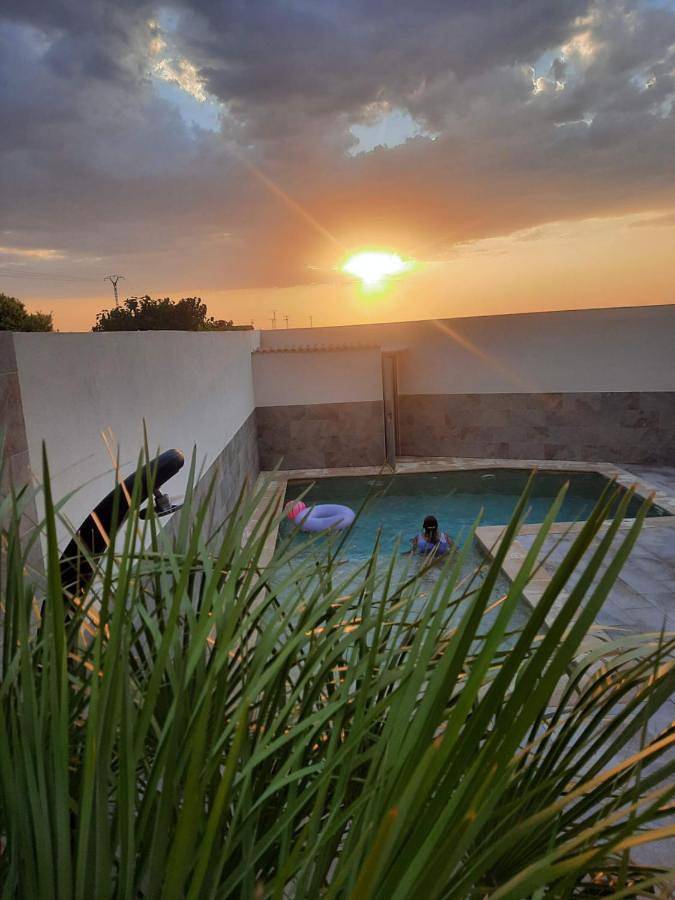 Apartamento para 13 personas, con vistas además de piscina y jardín en Cobisa