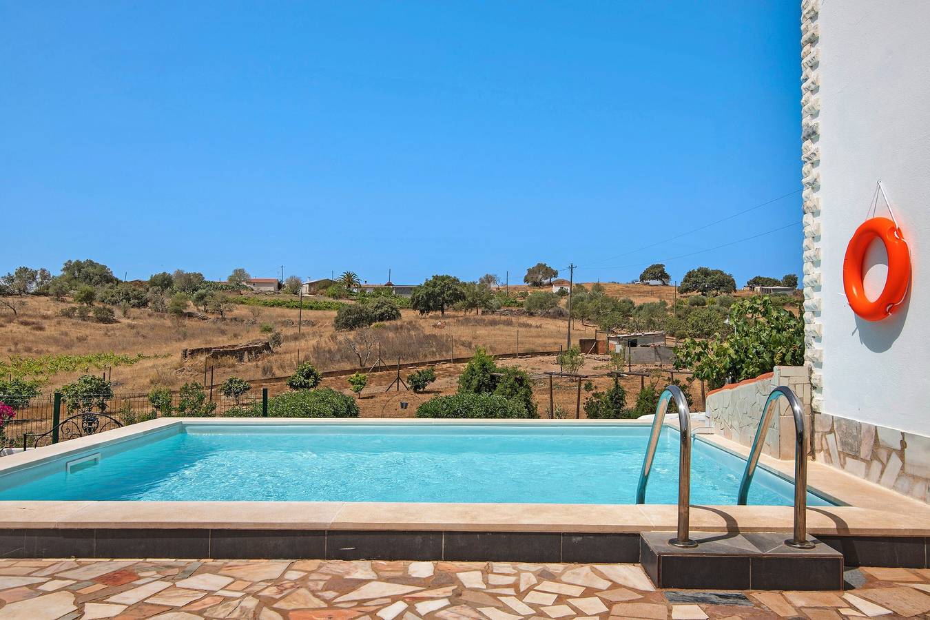 Vila Pet-Friendly 'Casa dos Jotas' com Piscina & Wi-Fi in Martim Longo, Distrito de Faro