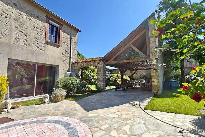 Location de vacances pour 14 personnes, avec jardin, animaux acceptés à Aigurande