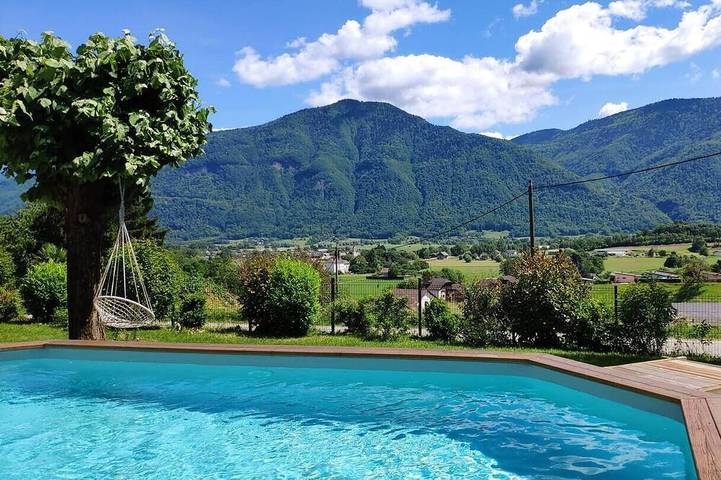 Gîte pour 6 personnes, avec jacuzzi ainsi que jardin et terrasse dans Chamousset