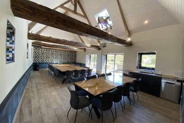 Gîte pour 35 personnes, avec jardin et balcon à Sainte-Pience
