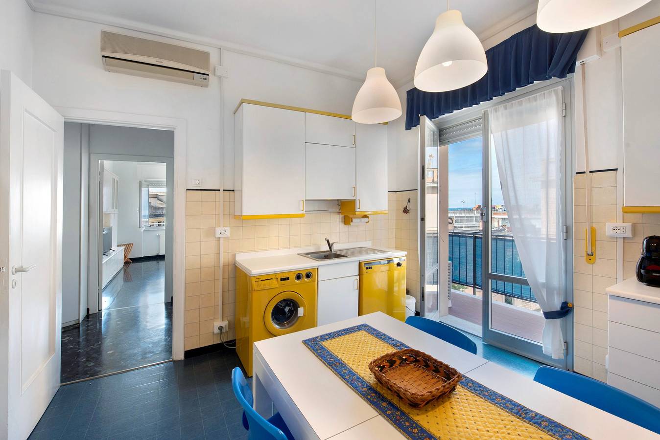 Entire apartment, Apartment 'Palmaro' with Balcony and Air Conditioning in Ponente (Genova), Genoa