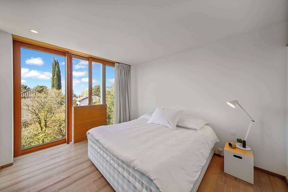 Villa Serenity Sustainable Luxury Retreat with Serviced Amenities by Lake Geneva in Préverenges, Lake Geneva