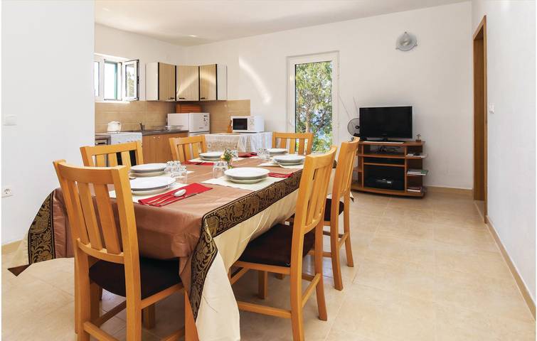 Gemütliche Wohnung mit Terrasse, WLAN und Parkplatz, 1,5 km vom Strand entfernt in Povlja, Brac