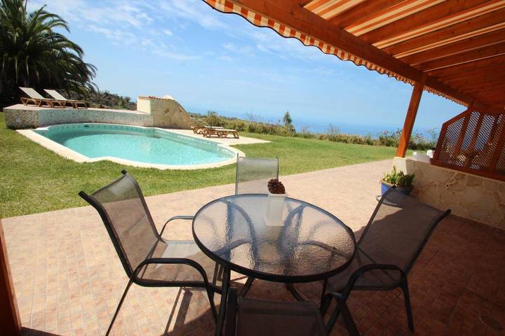 Ferienhaus für 2 Personen, mit Terrasse und Garten sowie Pool und Ausblick
