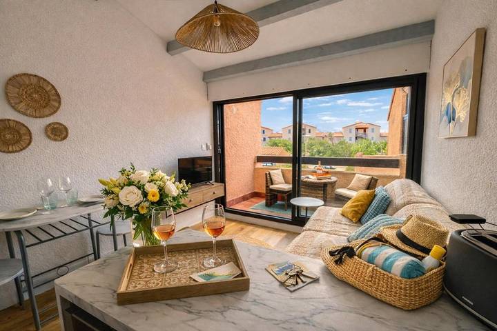 Location de vacances pour 2 personnes, avec Balcon et Terrasse ainsi que Jardin et Piscine dans Leucate naturiste