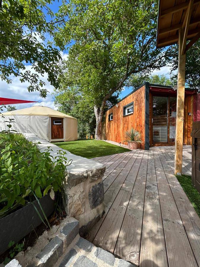 Tente pour 4 personnes, avec terrasse ainsi que jacuzzi et jardin dans le Puy-de-Dôme - 4
