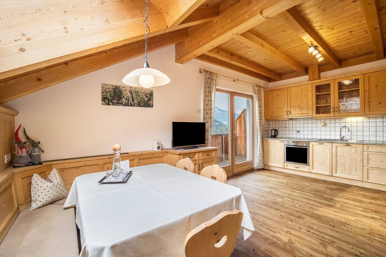 Ganze Wohnung, Ferienwohnung 'Stoffnerhof Apt Alpenrose' mit Bergblick, Gemeinschaftsgarten und Wlan in Villgratner Berge, Welsberg-Taisten