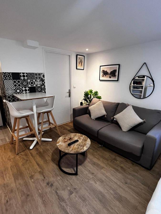 Appartement entier, Studio proche gare et Versailles 4 min à pied train vers Paris in Marly-le-Roi, Yvelines
